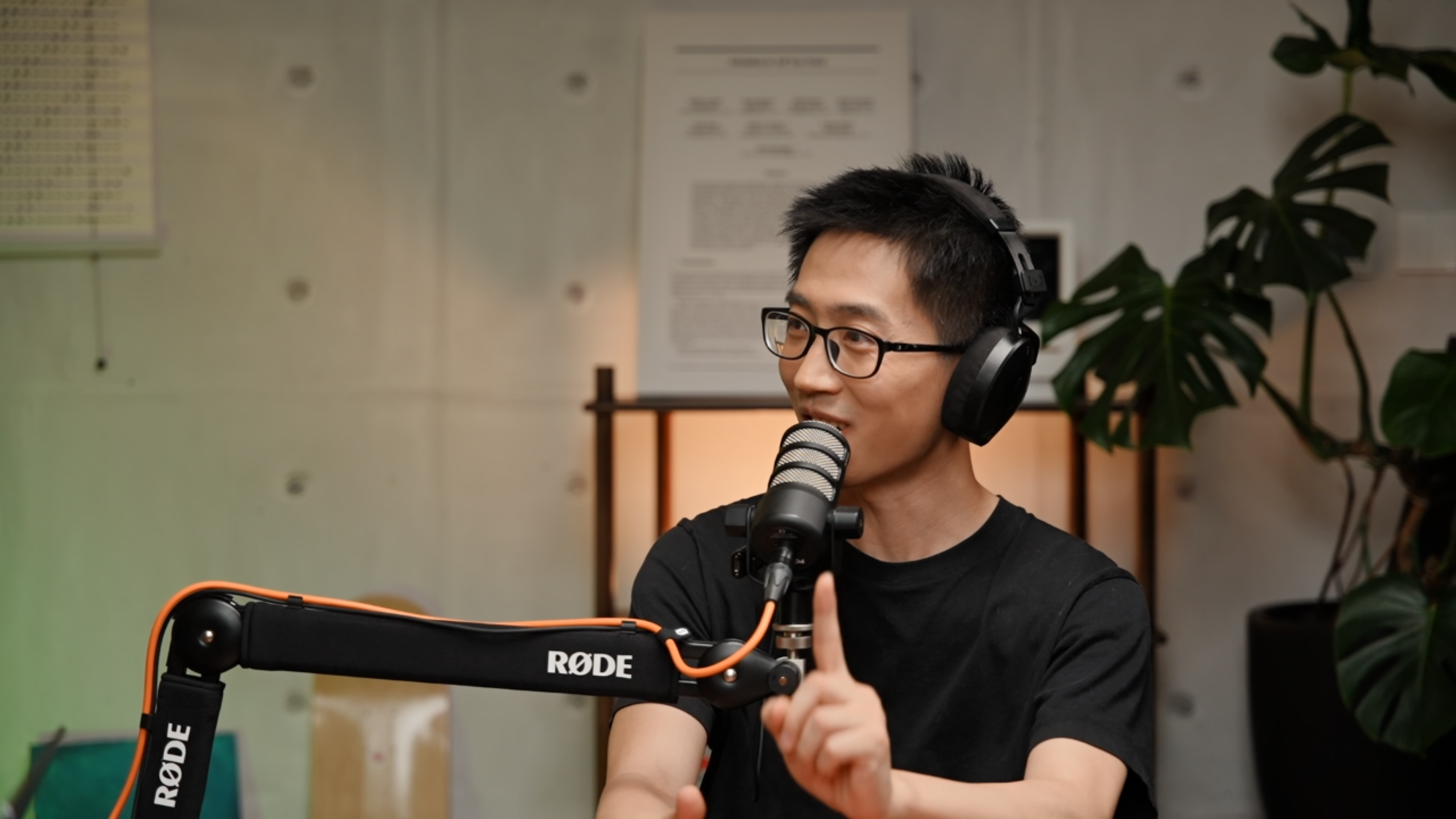 用 AI 发明能 “改变人类命运” 的新材料 | 十字路口对谈北京中关村学院物质科学方向负责人、开物纪创始人陆子恒